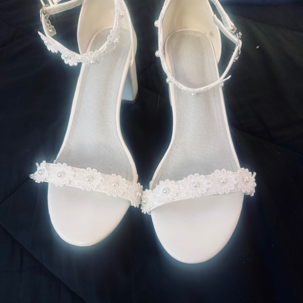 Women’s Size 10 Floral White Sandals